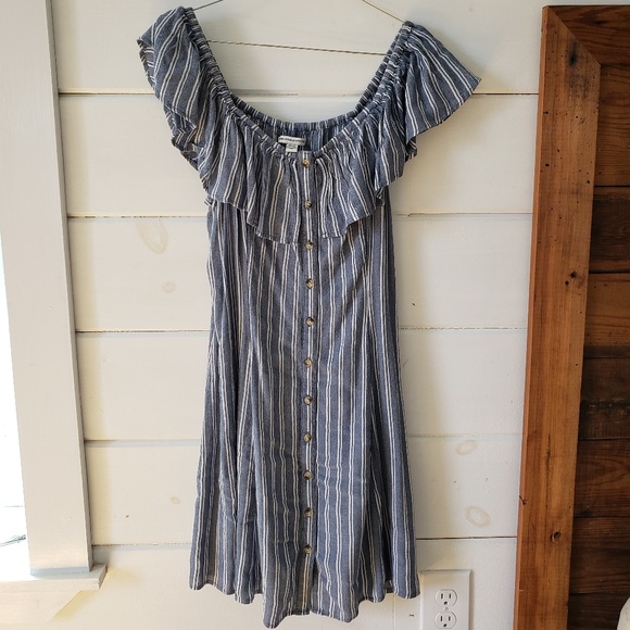 American Eagle Outfitters Dresses & Skirts - American Eagle off the shoulder Dress